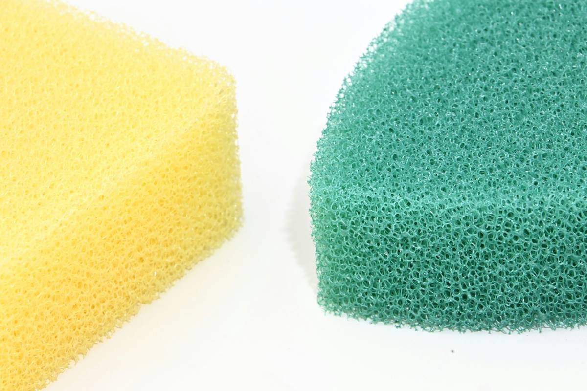 Infographic comparing dry vs. properly wetted makeup sponge applicator showing product absorption, blending efficacy, and bacterial growth risk