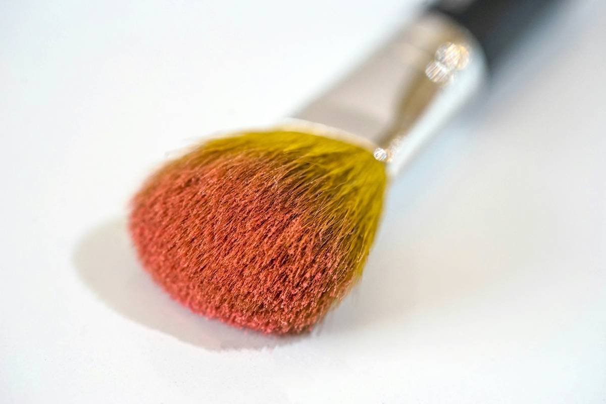 Comparison chart of cosmetic powder applicator types: velour puff, silicone puff, kabuki brush, fluffy dome brush, and flat-top stippling brush, showing best use cases and skin types