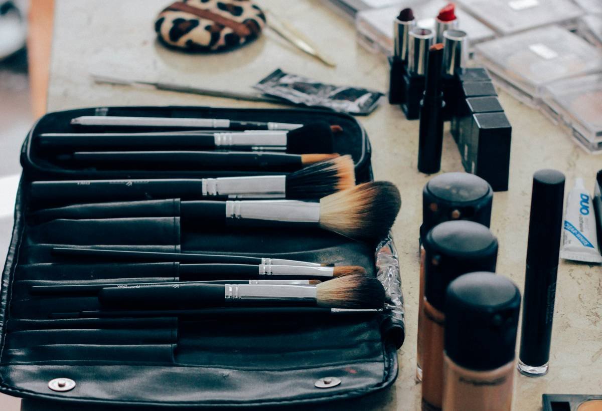 Comparison chart of eyeliner applicator types: felt-tip pen, angled brush, eyeliner stamp, silicone tip, and retractable pencil. Shows precision level, beginner-friendliness, and best formula match.