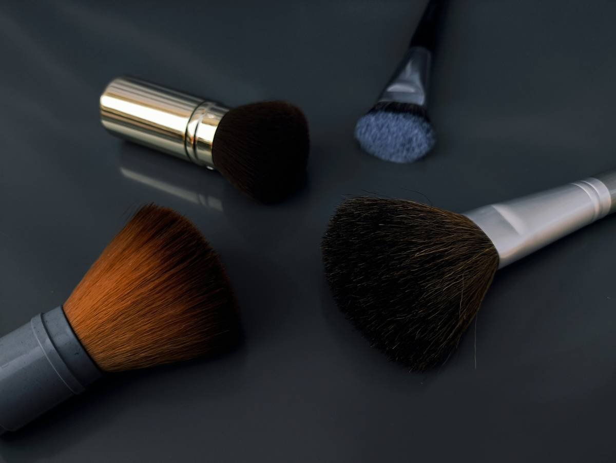 Infographic comparing 4 common blush applicator types: angled brush, domed brush, beauty sponge wedge, and fingers—with notes on ideal formulas and results