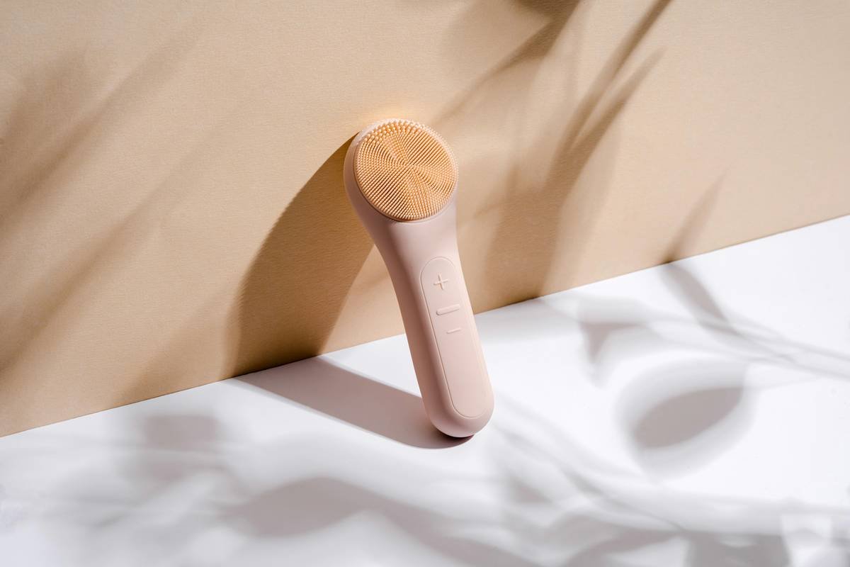 Side-by-side comparison: beauty sponge vs. cosmetic contour applicator showing pigment concentration on jawline