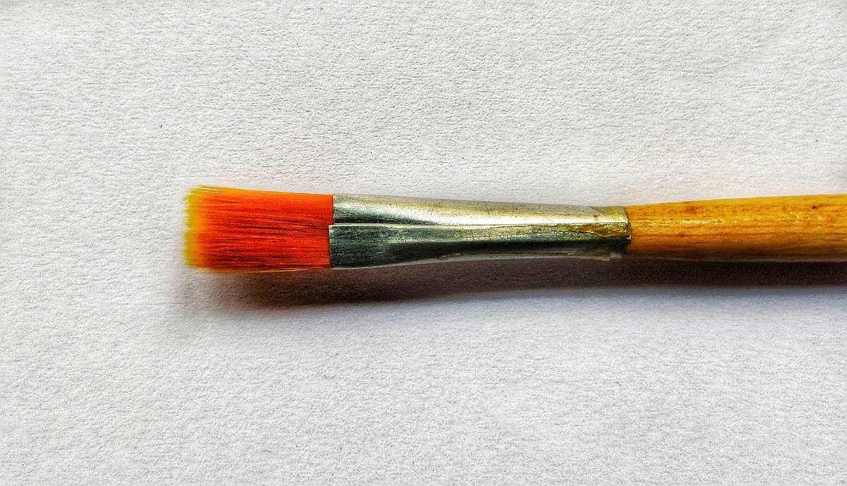 Side-by-side comparison of uneven spray pattern (left) vs. fine micro-mist from professional makeup setting applicator (right)
