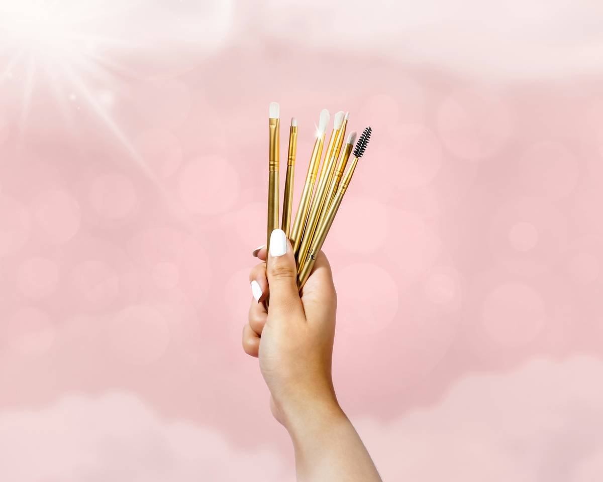 Comparison chart showing foam-tip vs. synthetic-bristle eyeshadow applicators for powder, cream, and liquid formulas