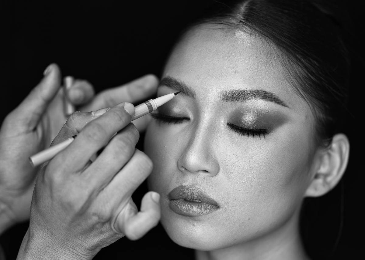 Side-by-side comparison: left shows harsh, unblended contour lines; right shows soft, seamless blend using proper contour blending tool