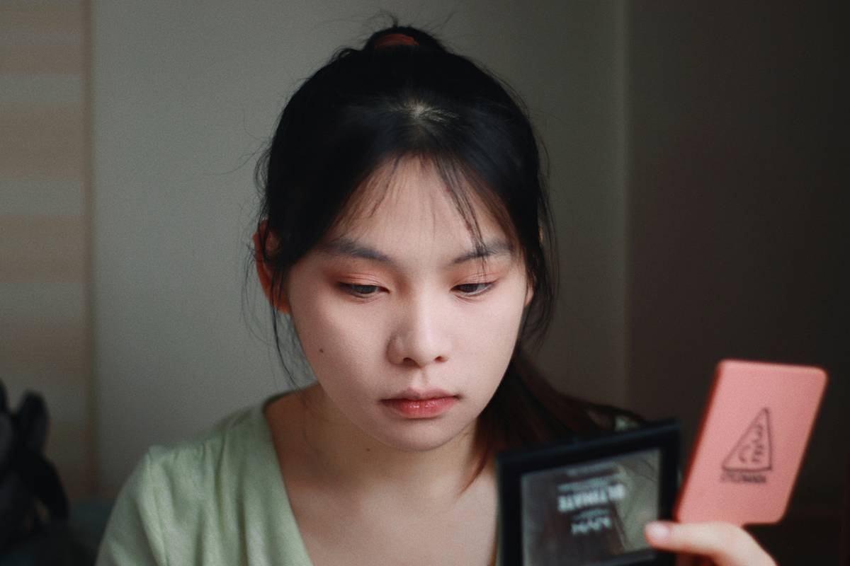 Side-by-side comparison: poorly blended blush with harsh edges vs. seamless, diffused color using proper blush blending tool