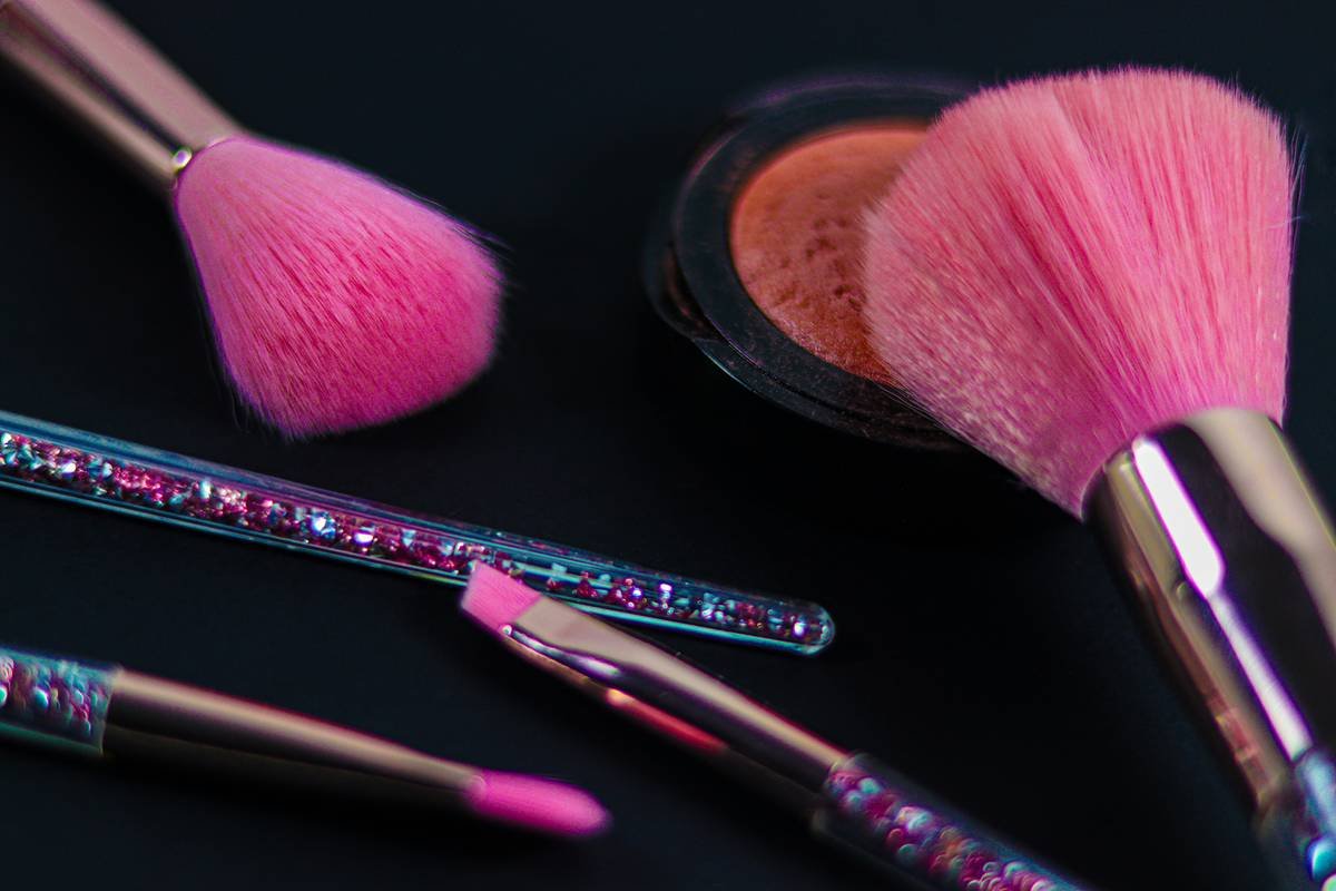 Comparison chart of 5 highlighter application aids: silicone tip, tapered sponge, mini fan brush, doe foot wand, and micro-fiber pad