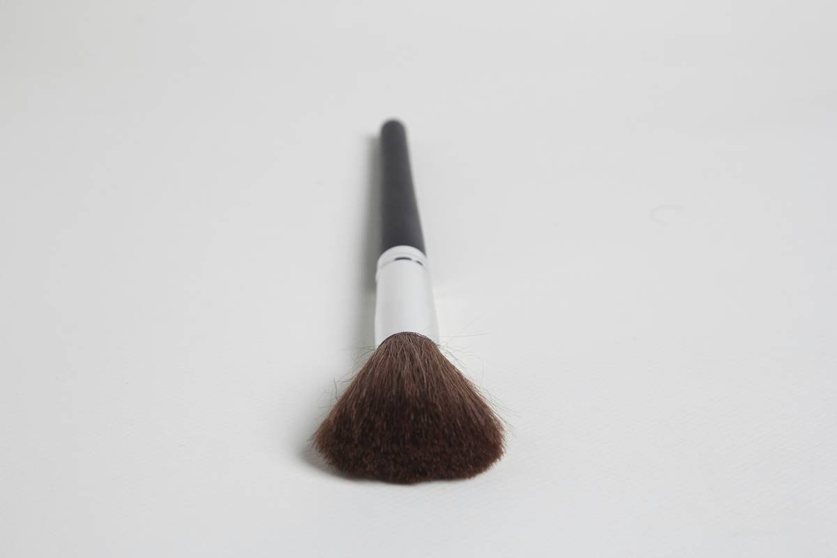 Comparison chart showing absorption rates and finish types of sponge, brush, finger, and airbrush applicators