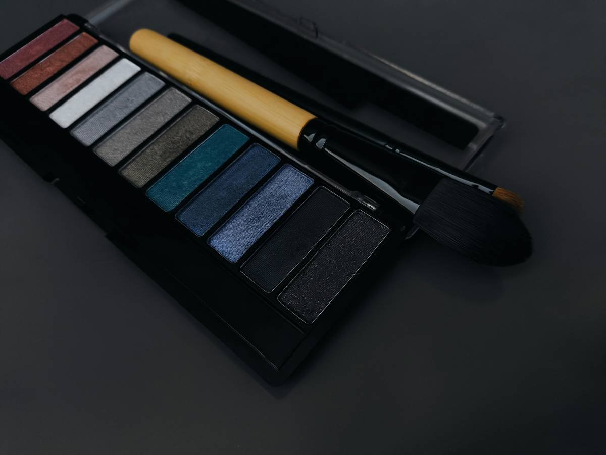 Infographic showing 5 essential beauty eyeshadow brush types: pencil, crease, flat shader, fluffy blender, and angled liner with key uses and fiber recommendations