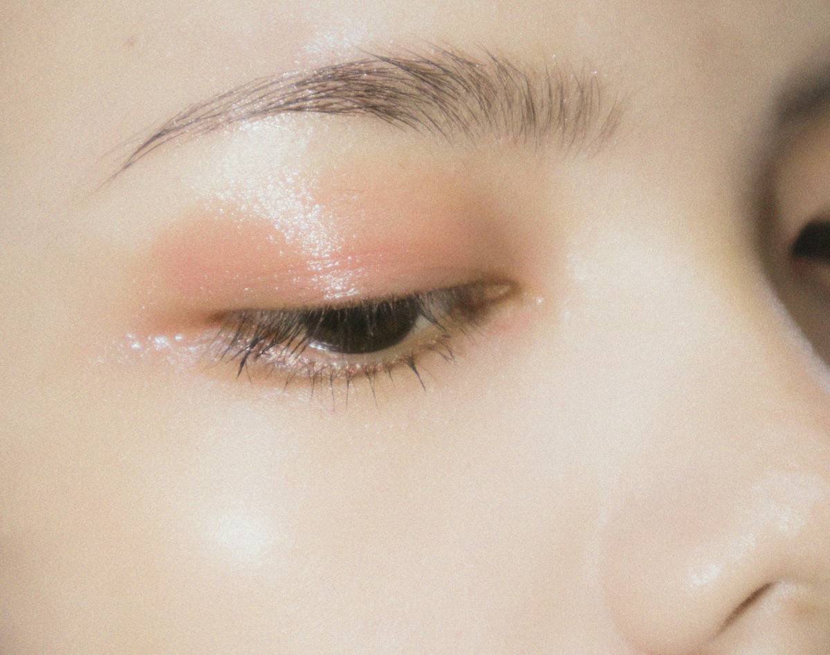 Close-up of makeup setting aid applicator compressing foundation into skin for extended wear