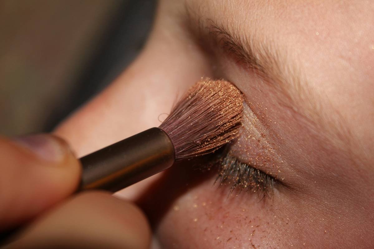 The Ultimate Guide to Choosing and Using a Makeup Highlighting Brush (Without Looking Like a Disco Ball)