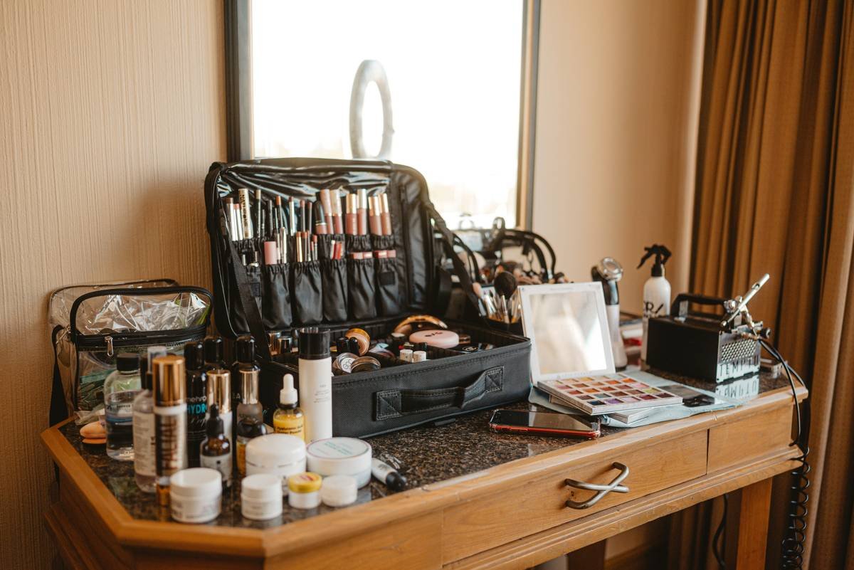 Why Your Makeup Highlighting Applicator Is Sabotaging Your Glow (And How to Fix It)